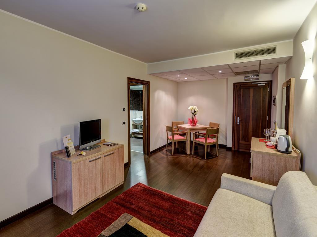 Hotel Capital โรวีโก ภายนอก รูปภาพ