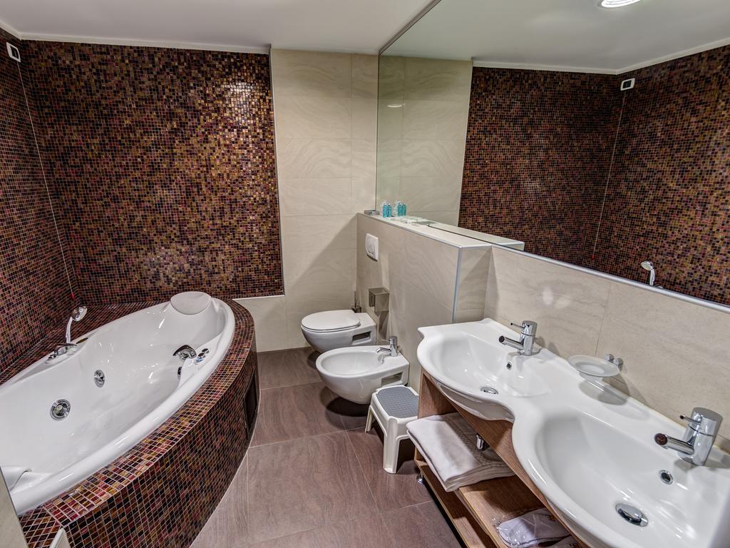 Hotel Capital โรวีโก ภายนอก รูปภาพ
