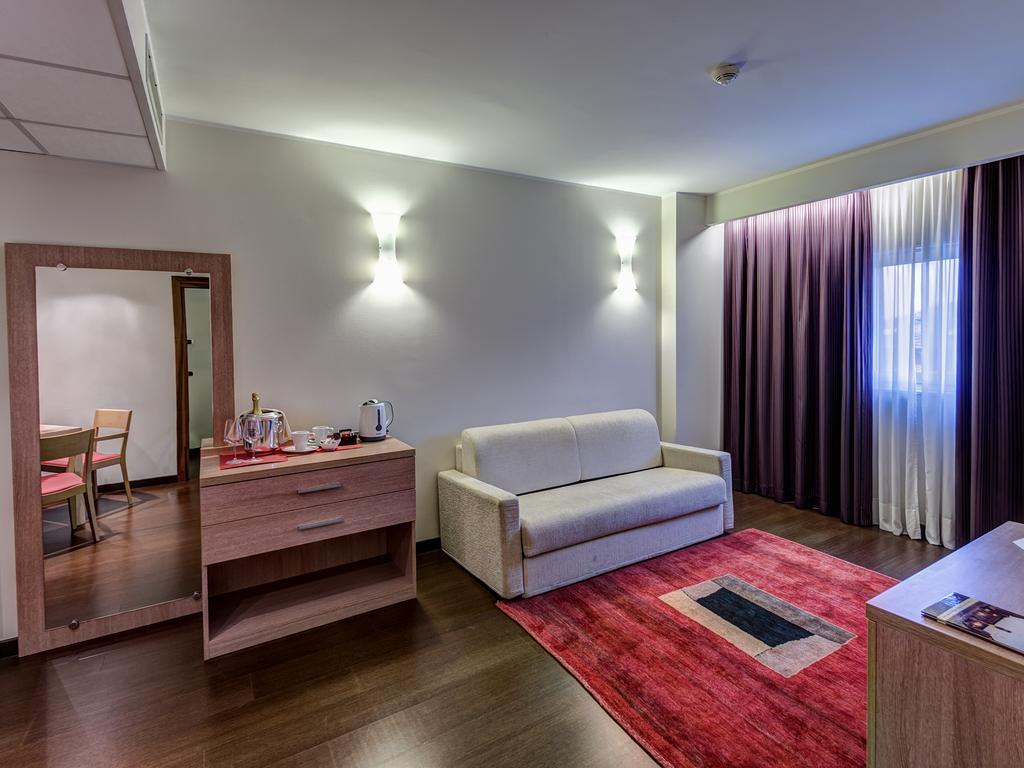 Hotel Capital โรวีโก ภายนอก รูปภาพ